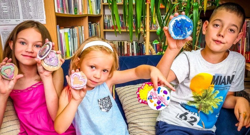 Fabryka pieczątek w młodzieszyńskiej bibliotece