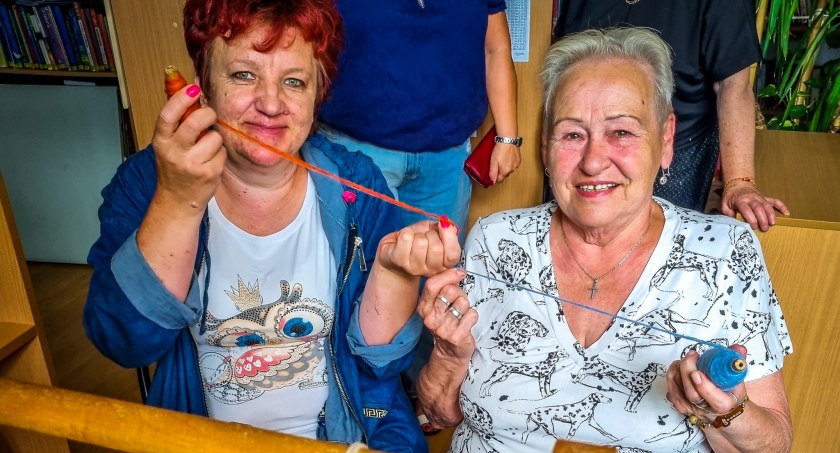 Warsztaty tkackie podczas "Letniej Senioriady w Młodzieszynie".