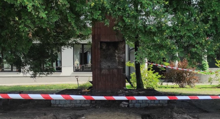 Rozpoczęcie renowacji pomnika w Młodzieszynie