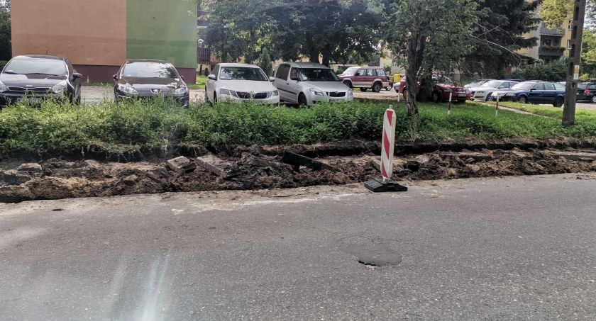 Ulica Wojska Polskiego w Sochaczewie z nowym chodnikiem