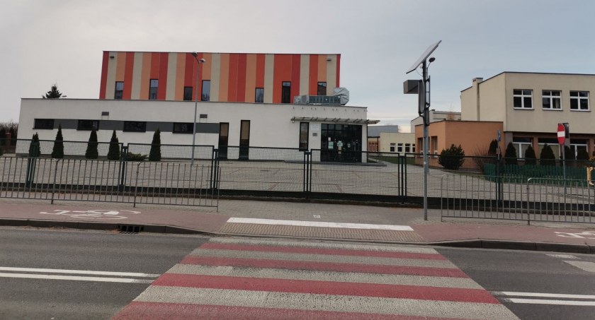 Stan oznakowania przy szkołach w powiecie sochaczewskim - policjanci kontrolują