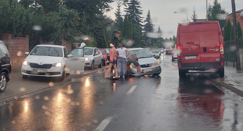 Nawałnica w Sochaczewie - przykre skutki dla kierowców 