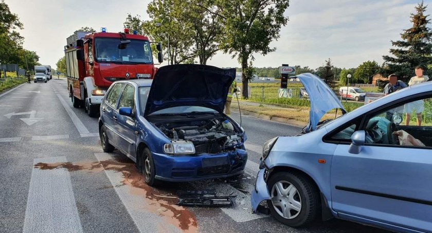 Dwa wypadki w jednym czasie, utrudnienia w ruchu w Młodzieszynie i Kożuszkach 