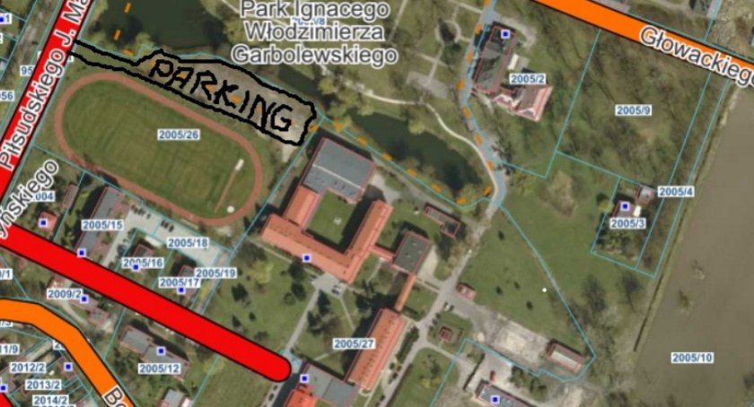 Będzie parking zamiast kortu i boiska szkolnego?