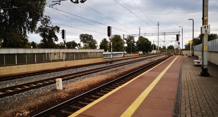 Wypadek z udziałem człowieka na torach - koszmarny poranek na dworcu PKP w Sochaczewie 
