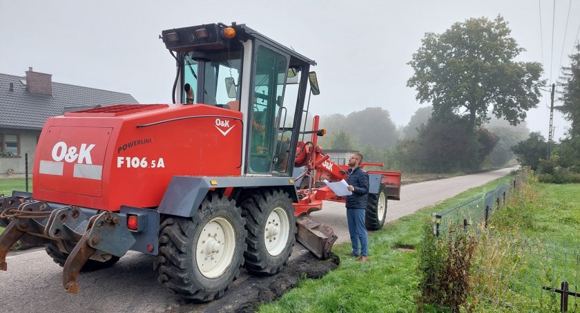 Gmina Rybno: Rozpoczęły się prace związane z remontem drogi gminnej w miejscowości Sarnów