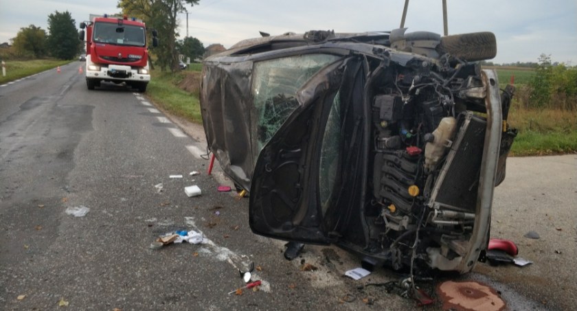 Wypadek w Brochowie, w samochodzie kobieta w ciąży i dziecko