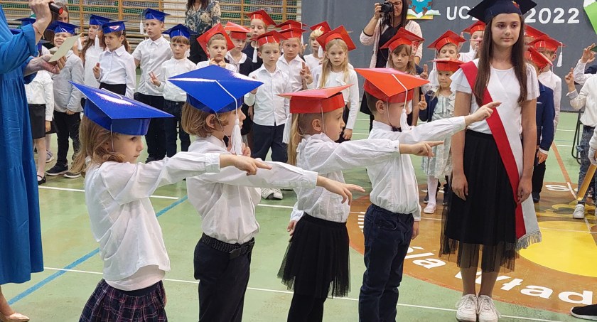 Szkoła Podstawowa nr 6 w Sochaczewie - uroczyste pasowanie na ucznia [FOTO]