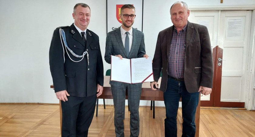 Gmina Rybno: Uroczyste podpisanie umowy na remont Ochotniczej Straży Pożarnej w Wężykach