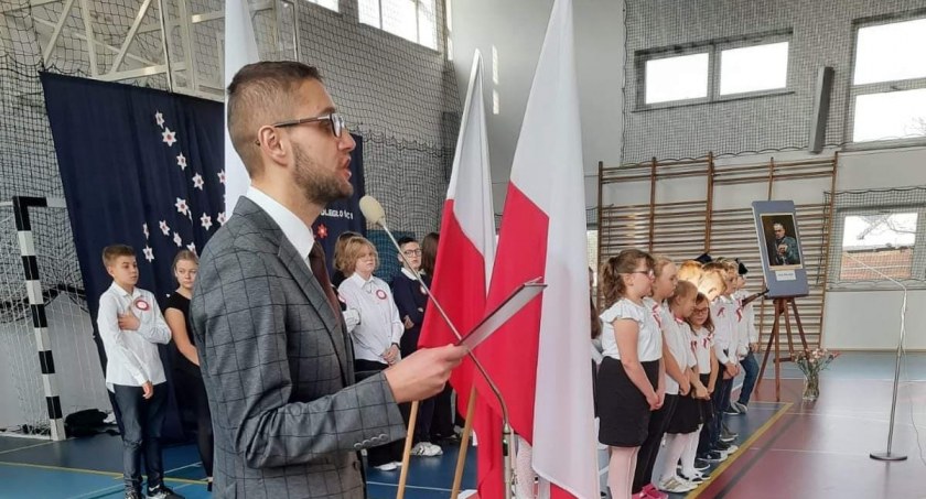 Gmina Rybno: Piękna uroczystość w szkole z okazji 104. rocznicy odzyskania przez Polskę niepodległości