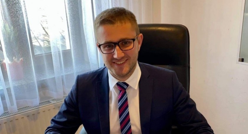 Wójt Damian Jaworski zaprasza osoby starsze, samotne i niepełnosprawne na Wieczorek Wigilijny
