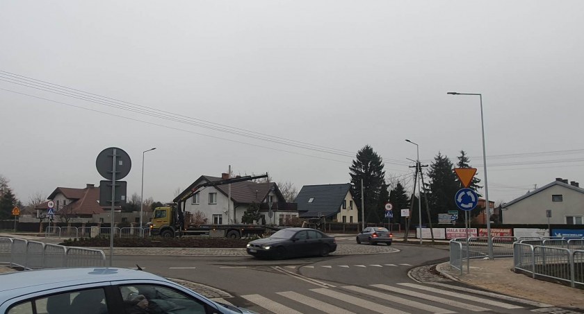Rondo w Żukowie - nie wszyscy kierowcy mają łatwy przejazd [FOTO]