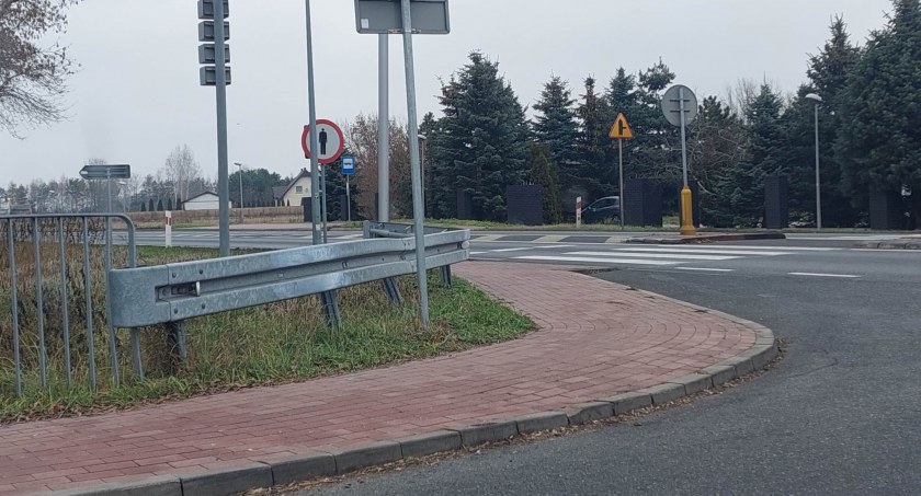 Martwy mężczyzna przy chodniku - tragiczne zdarzenie przy ruchliwej drodze 