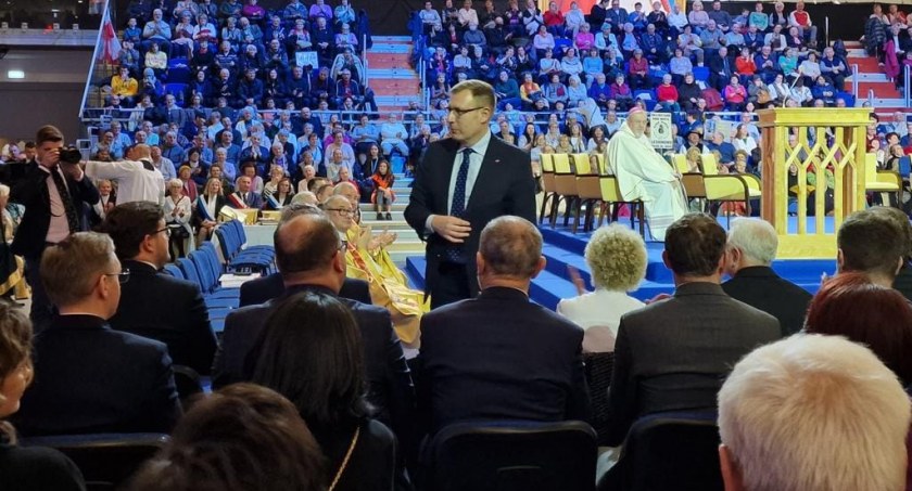 Maciej Małecki - poseł ziemi sochaczewskiej dziękuje podczas uroczystości 