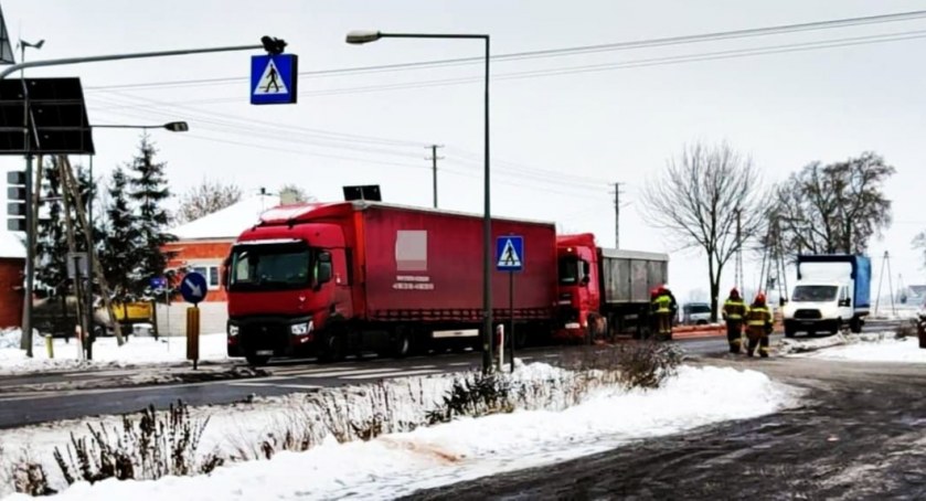Zderzenie ciężarówek w Młodzieszynie