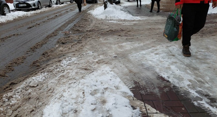 Odwilż i marznące opady - drogi i ulice w Sochaczewie 