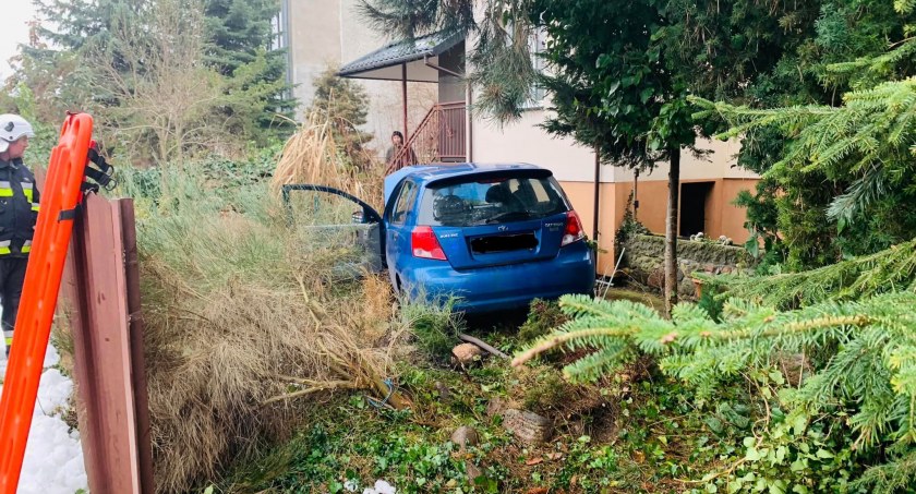 Wypadek z udziałem pojazdu osobowego - kobieta zatrzymała się w ogródku 