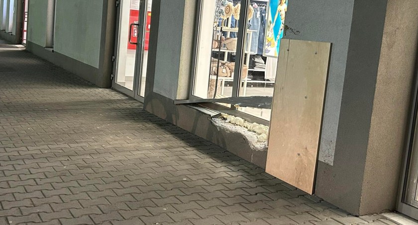 Autem wjechał w ścianę sklepu 