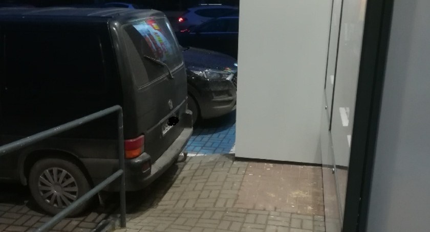Parkowanie w Sochaczewie - mistrz spod Biedronki