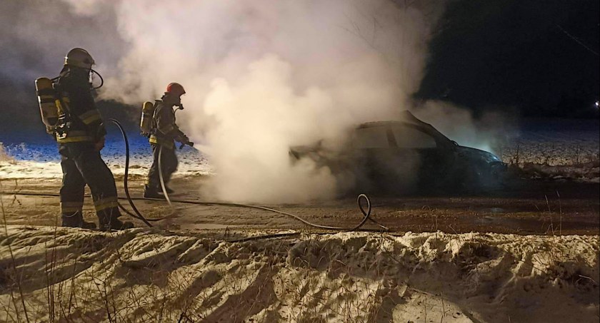 Nocna akcja straży pożarnej - płonący pojazd przy drodze 