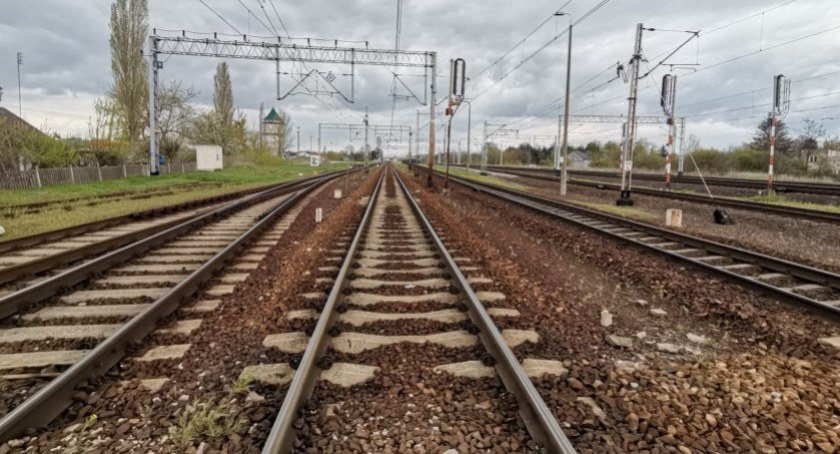 Saperzy pracują w okolicy nasypu kolejowego - na miejsce jadą specjalne służby 