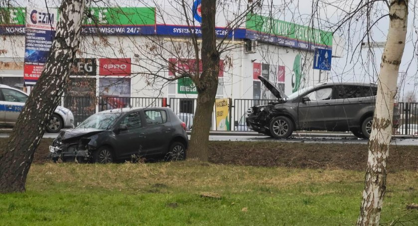 Wypadek na ulicy Warszawskiej w Sochaczewie - droga zablokowana