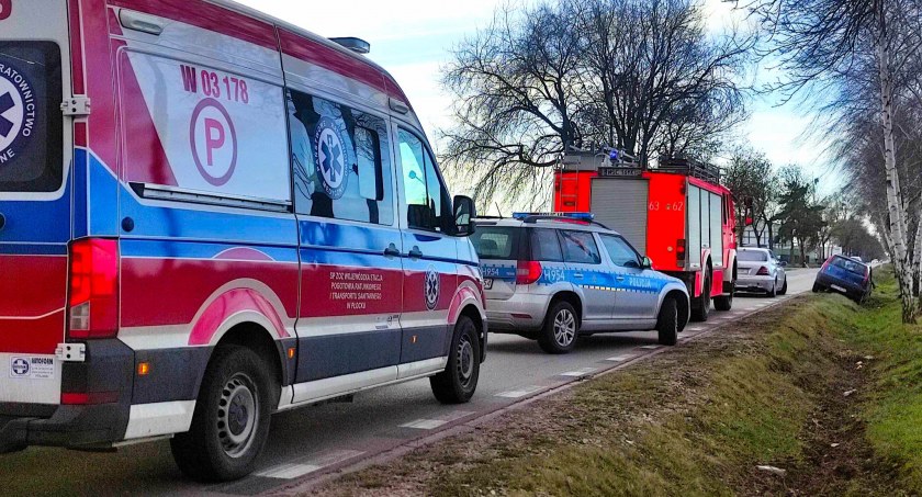 Wypadek w Mizerce - wpadła do rowu uderzając o drzewo