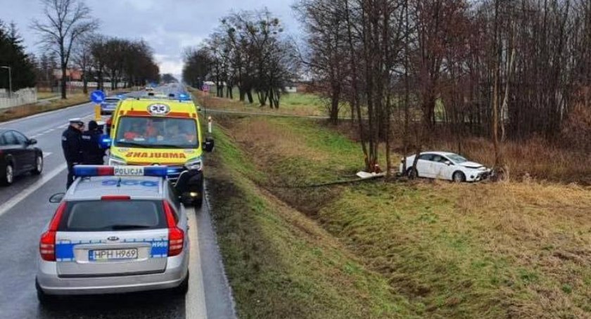 Stracił panowanie nad pojazdem i zatrzymał się w rowie 