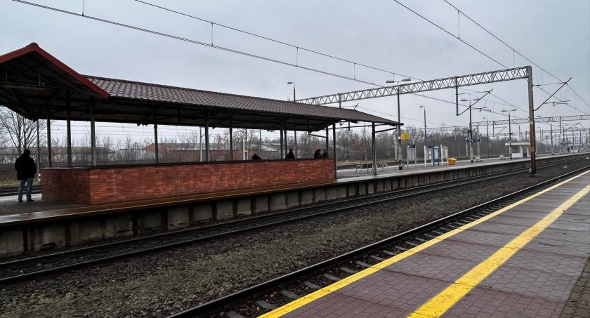 Pasażerowie Kolei Mazowieckich znów z opóźnieniem - dlaczego tym razem?