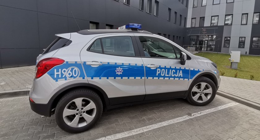 Pijany kierowca uderzył w ogrodzenie i inne auto w Sochaczewie
