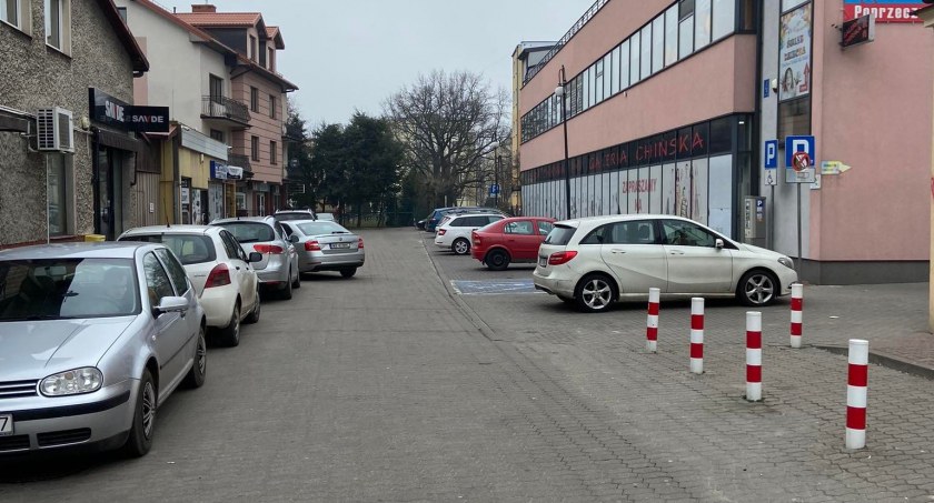 Akcja służb na ulicy Poprzecznej w Sochaczewie - mężczyzna przewieziony do szpitala