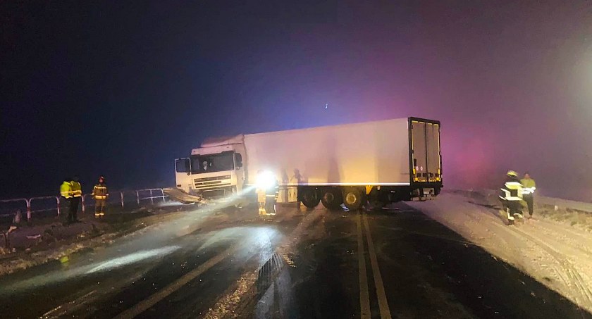 Wypadek pojazdu ciężarowego - tragiczne warunki na drogach 
