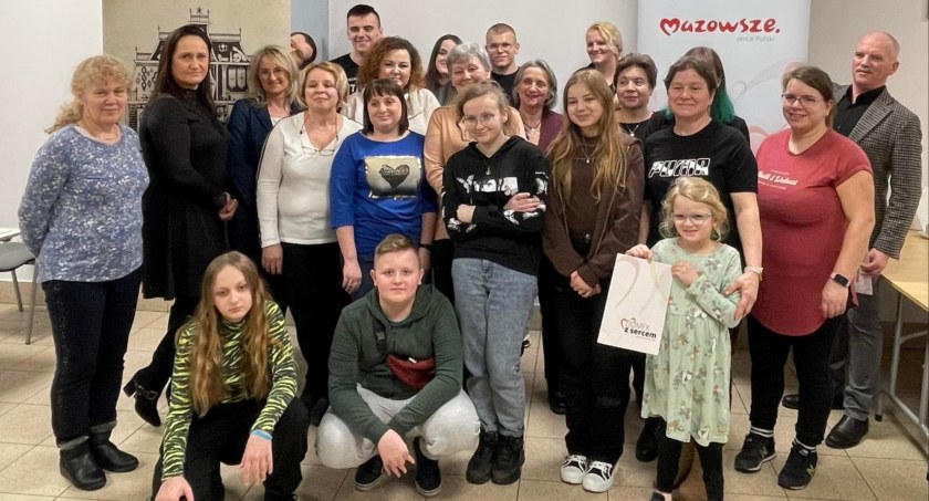 Mieszkańcy gminy Młodzieszyn wykonali terapeutyczne „Misiowe domki”