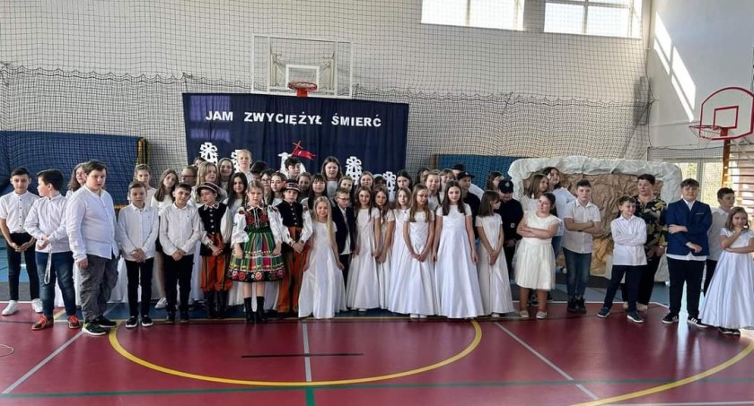 Gmina Rybno: Wielkanocne spotkanie w Szkole Podstawowej z Oddziałami Przedszkolnymi  w Rybnie, piękne występy uczniów
