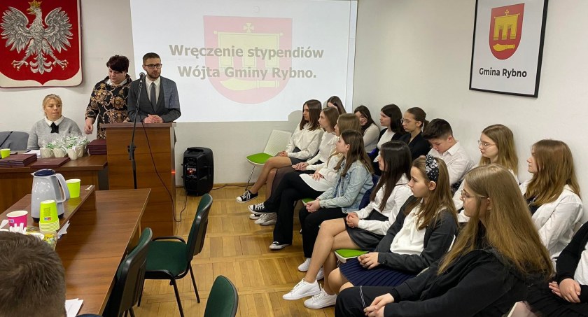 Stypendia Wójta Gminy Rybno zostały wręczone uczniom podczas sesji, były podziękowania i gratulacje 