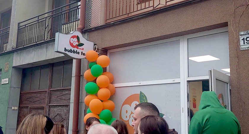 Bubble Tea w Sochaczewie - tłumy podczas otwarcia pierwszej tego typu kawiarni w mieście [FOTO]
