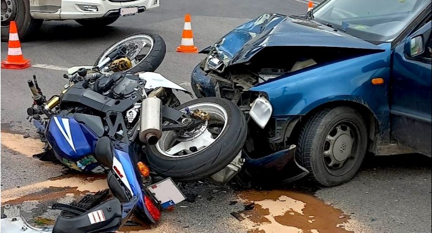 Wypadek na skrzyżowaniu - zdarzenie z udziałem motocykla i pojazdu osobowego