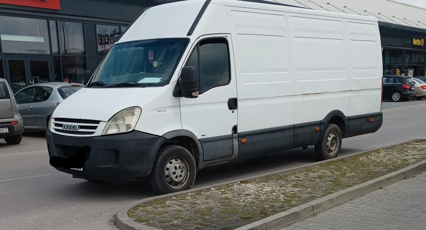 Parkowanie w Sochaczewie - mieszkaniec interweniuje [FOTO]