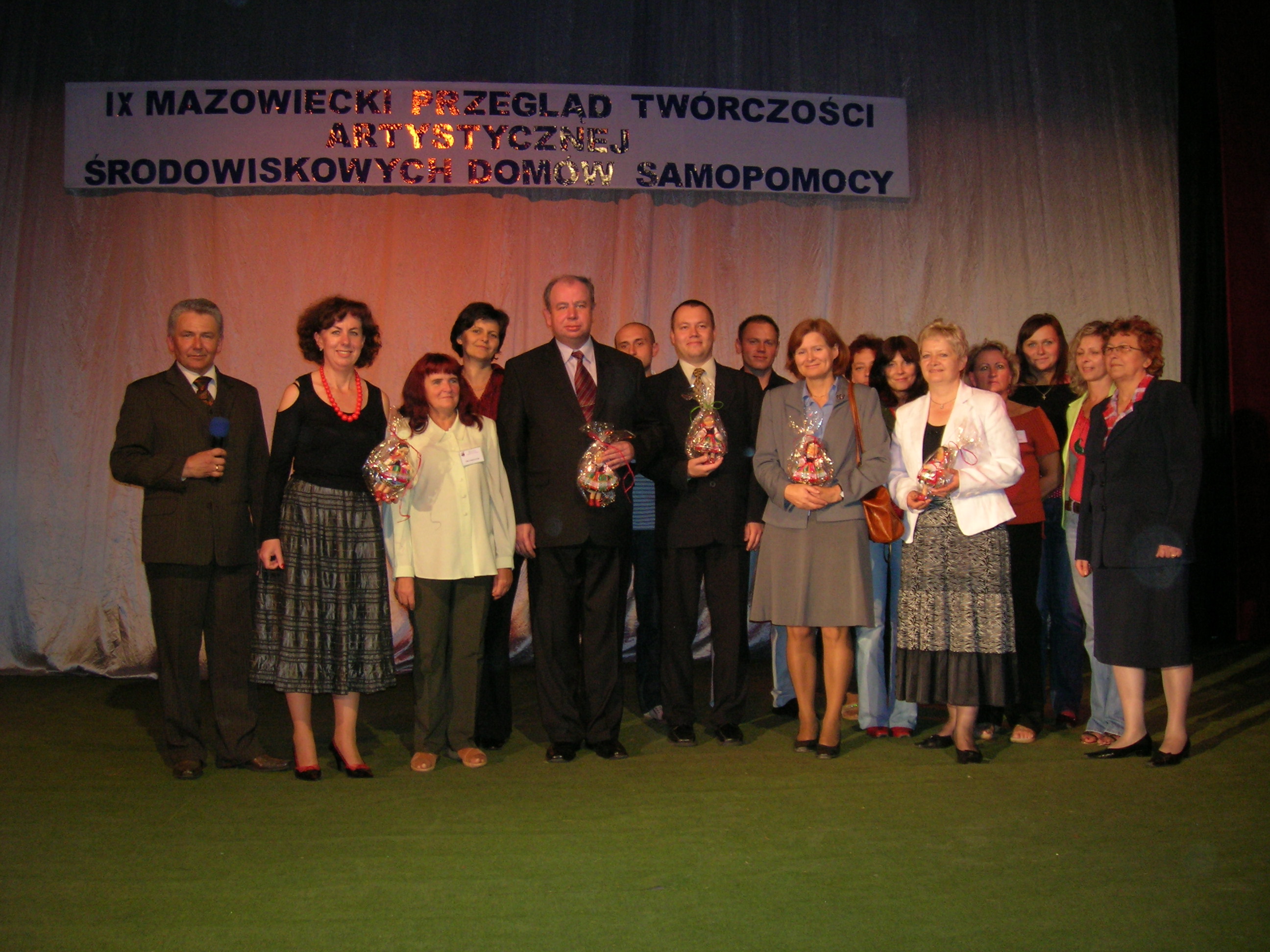 Prezentacja swoich umiejętności przez osoby niepełnosprawne na IX Mazowieckim Przeglądzie Twórczości