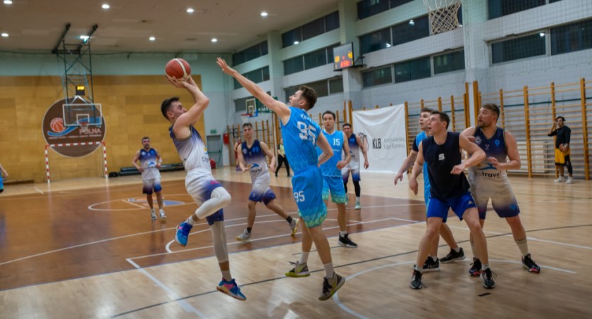 Sportowe wydarzenie amatorskiej koszykówki - Protravel kontra Komandosi 