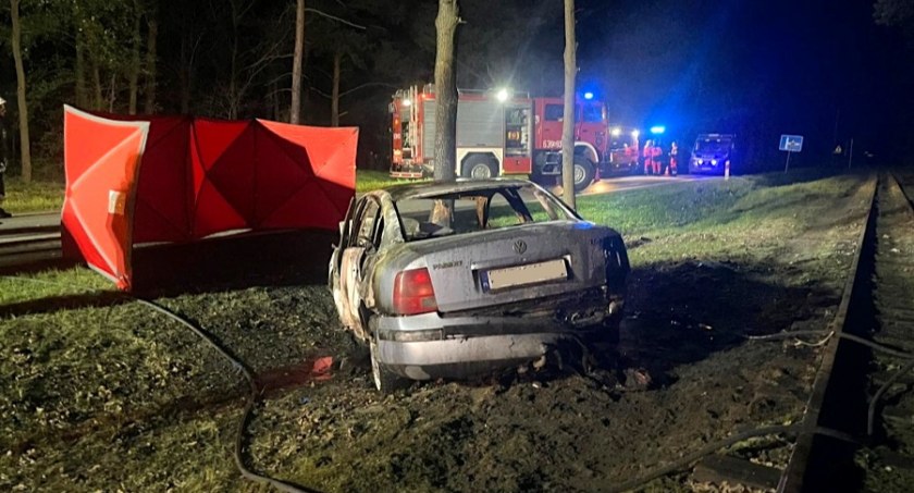 Tragiczny wypadek na Gminie Brochów - dwie osoby spłonęły wewnątrz auta