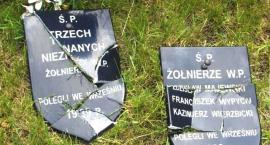 Wandale zniszczyli tabliczki na cmentarzu