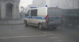 Płonące auto w centrum miasta