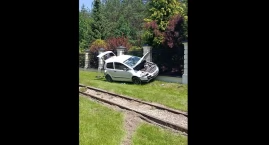 Auto wybiło się na torach i uderzyło w ogrodzenie – &hellip;