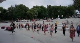 Tańce z całego świata – wakacyjne wieczory pełne muz&hellip;