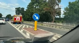 Plama oleju na  trasie krajowej - strażacy przeczesu&hellip;