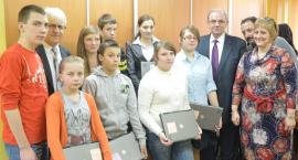 Starosta przekazuje laptopy dzieciom