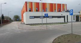 Szkoła, hipermarket, czy plac manewrowy?