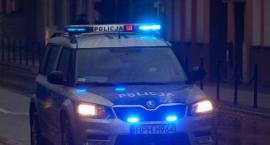 Samotna dziewczynka w klapkach i bez kurtki w autobusie