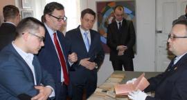Sochaczew przekazuje IPN kartotekę wywiadu AK dotyczącą komunistów